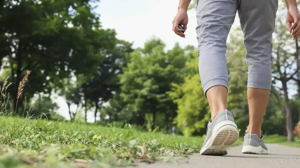 Objevte ideální vzdálenost, kterou byste měli denně ujít pro hubnutí chůzí po šedesátce